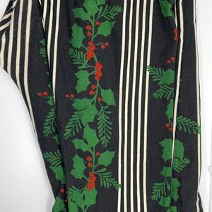 LulaRoe Christmas poinsettia striped TC leggings